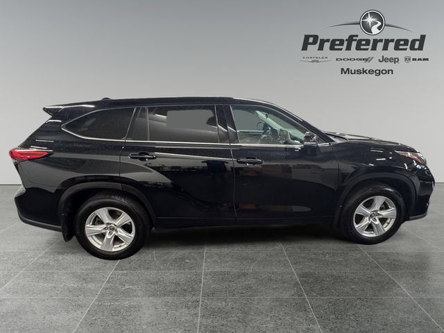 Used 2020 Toyota Highlander LE AWD/4WD image 8