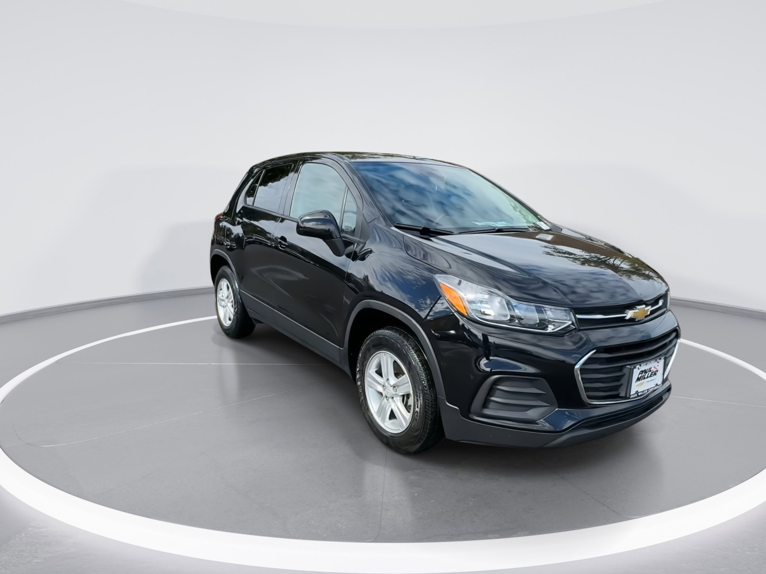 Used 2022 Chevrolet Trax LS w/ Tint and Cruise Package image 2