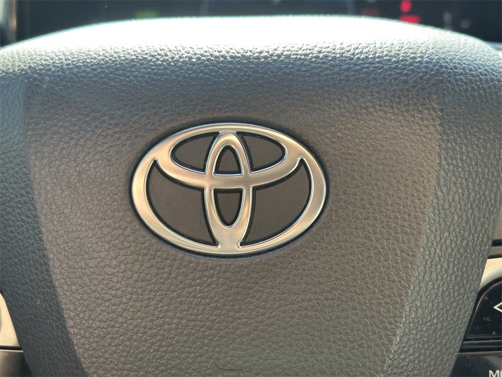 Used 2025 Toyota Camry SE image 36