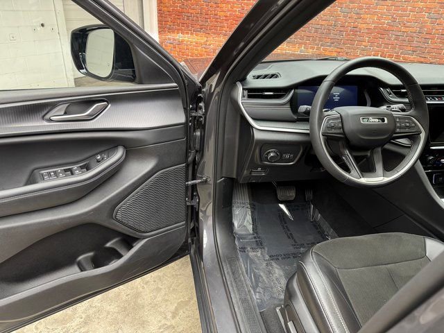 Used 2023 Jeep Grand Cherokee Altitude image 9