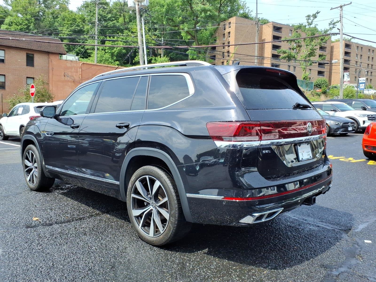 Used 2024 Volkswagen Atlas SEL Premium R-Line AWD/4WD image 3