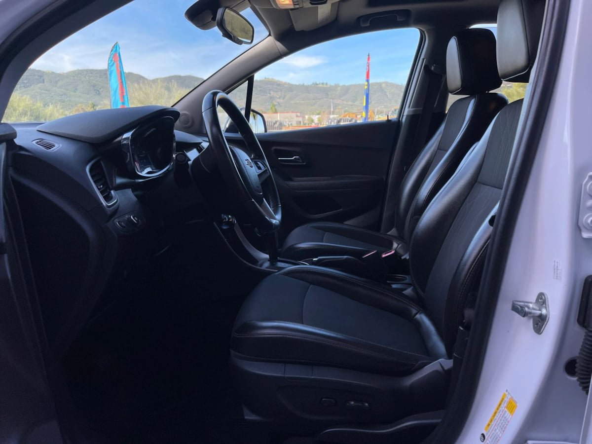 Used 2020 Chevrolet Trax LT w/ Sun & Sound Package image 14