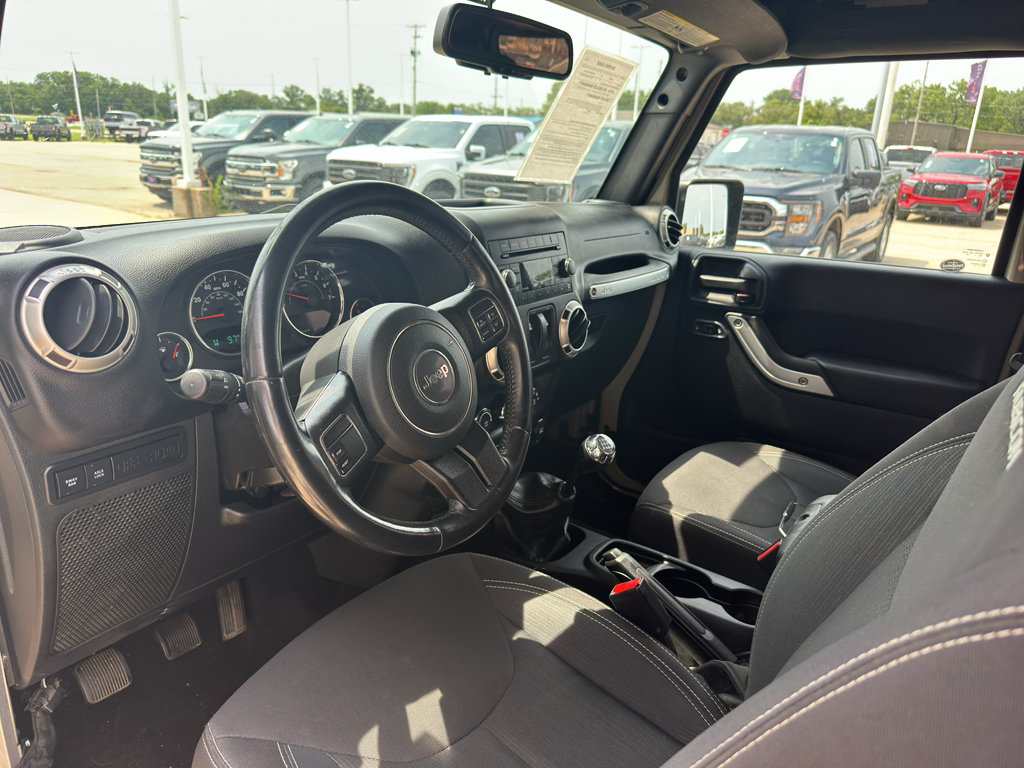 Used 2017 Jeep Wrangler Rubicon w/ Power Convenience Group AWD/4WD image 2