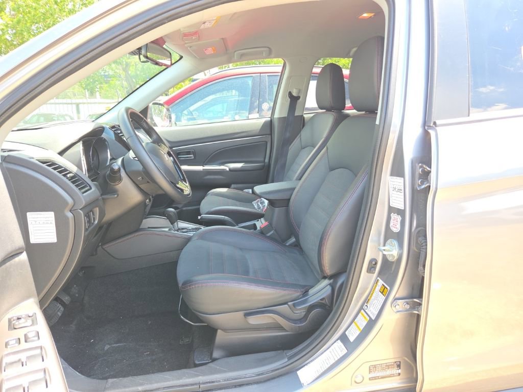 Used 2025 Mitsubishi Outlander Sport SE AWD/4WD image 3