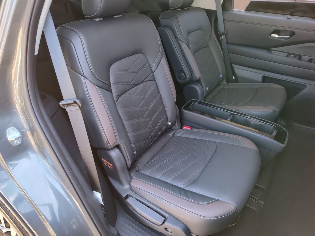 Used 2025 Nissan Pathfinder Platinum image 28