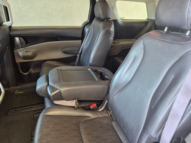 Used 2025 Kia Carnival FWD image 14