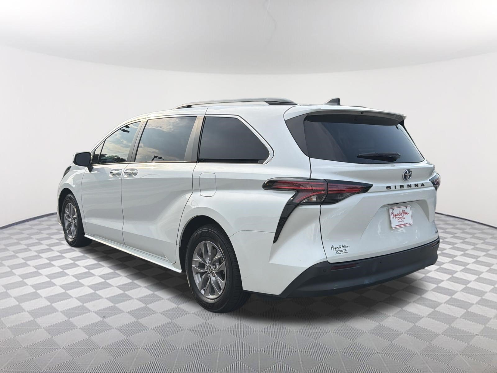 Used 2022 Toyota Sienna XLE FWD image 14