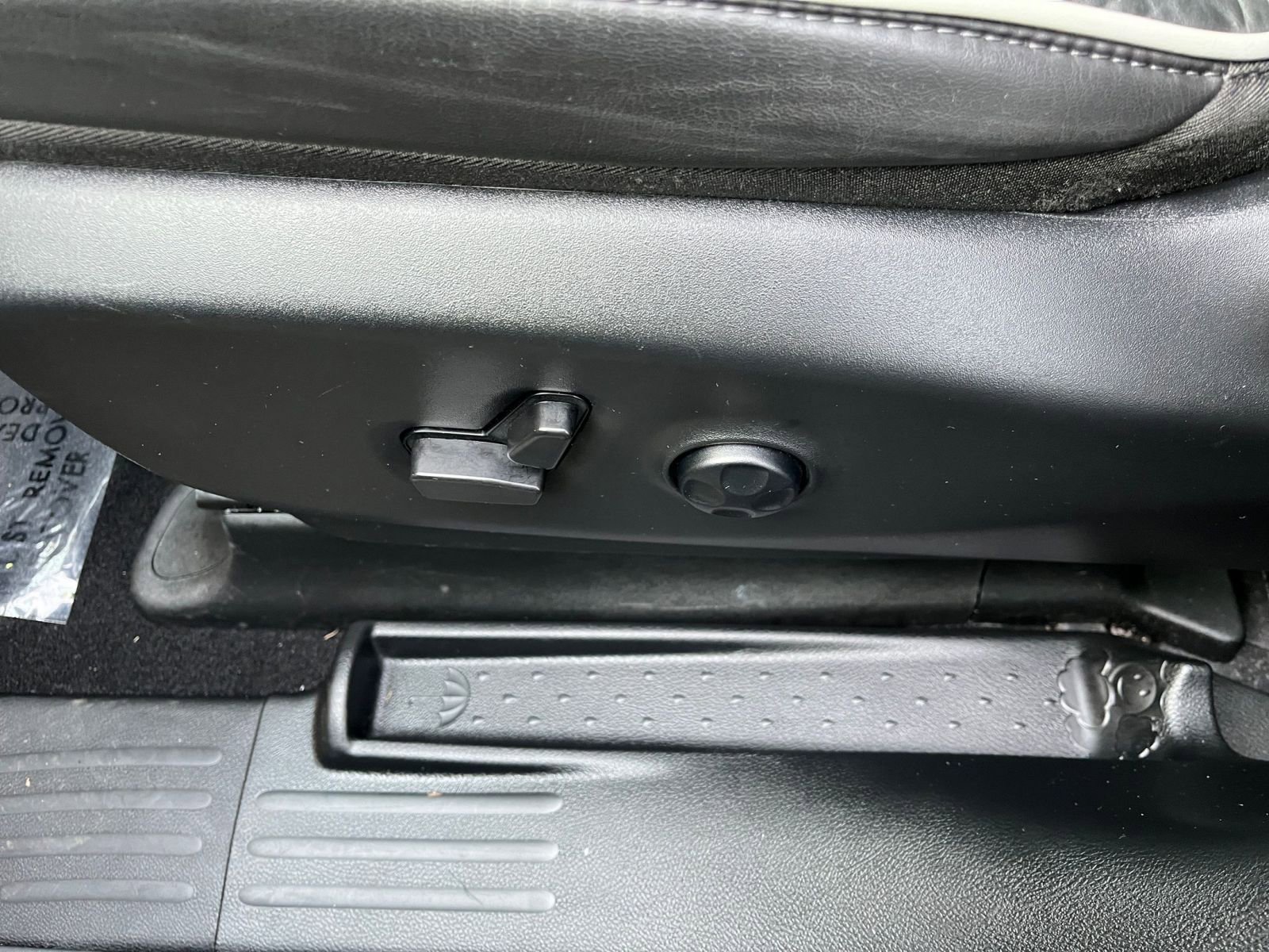 Used 2025 Chrysler Pacifica Limited image 23