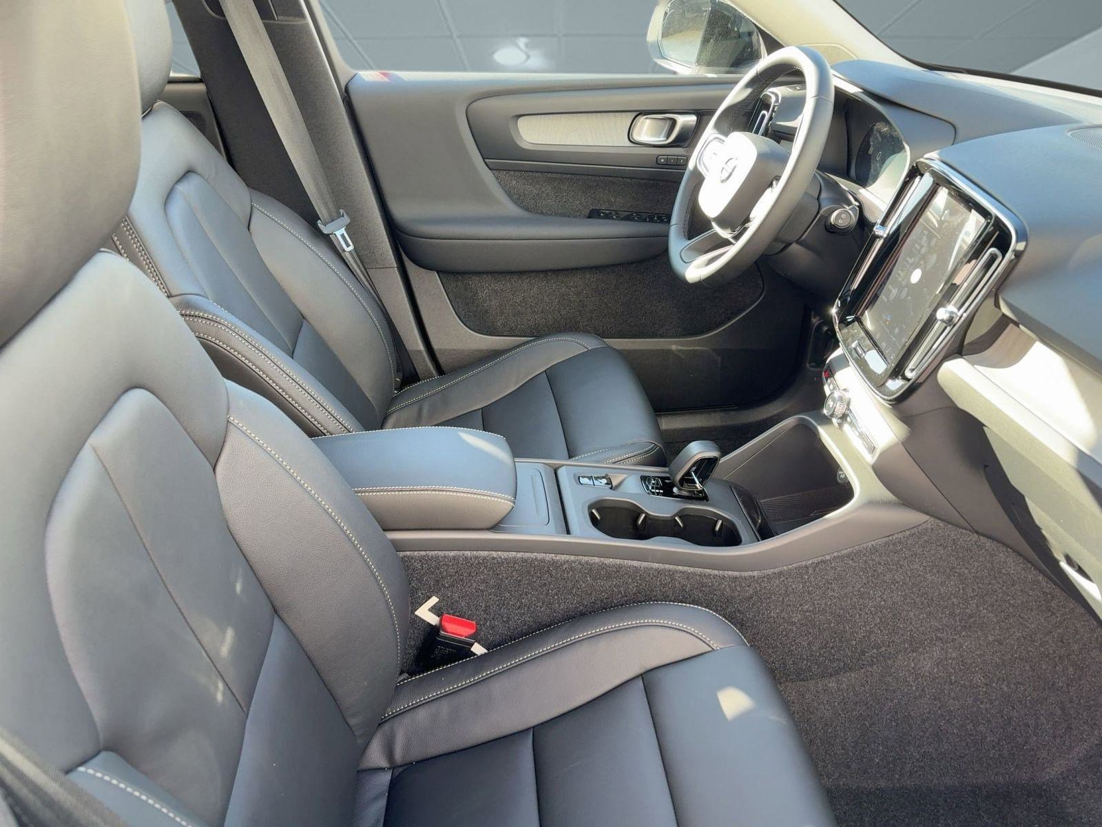 New 2026 Volvo XC40 B5 Core w/ Climate Package image 30