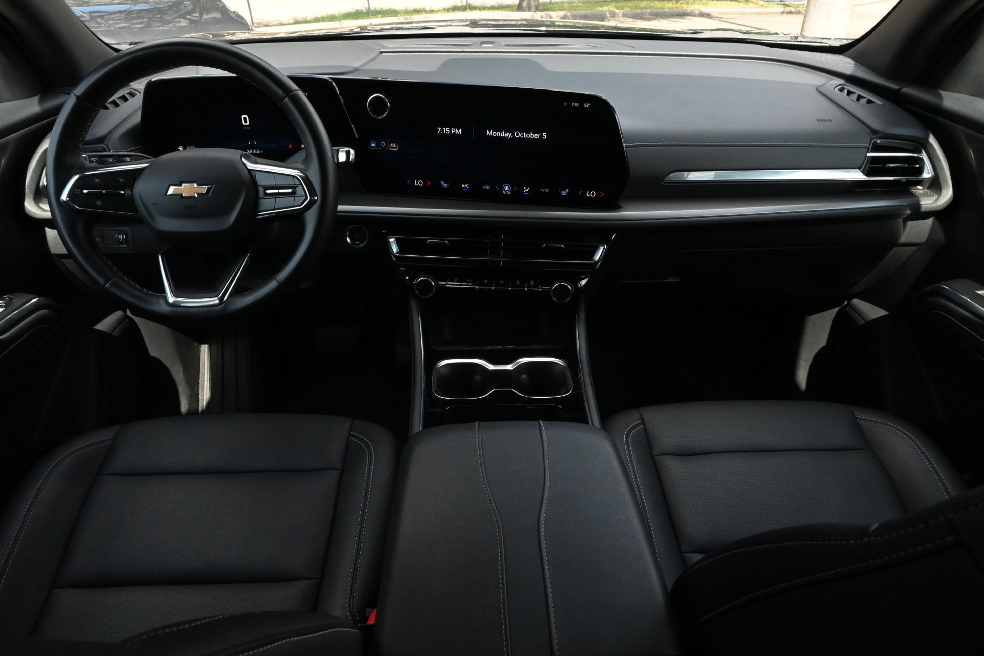 Used 2025 Chevrolet Traverse LT FWD image 8