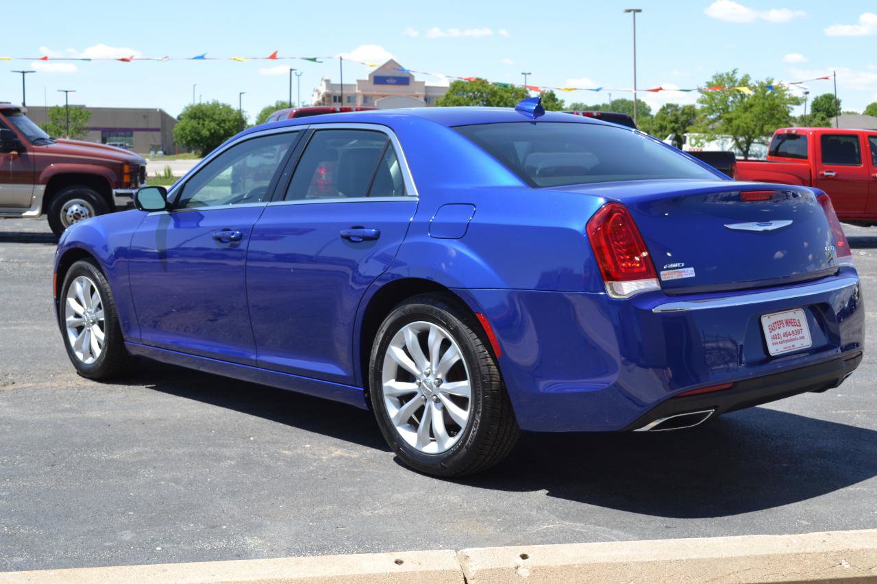 Used 2018 Chrysler 300 Touring L AWD/4WD image 5