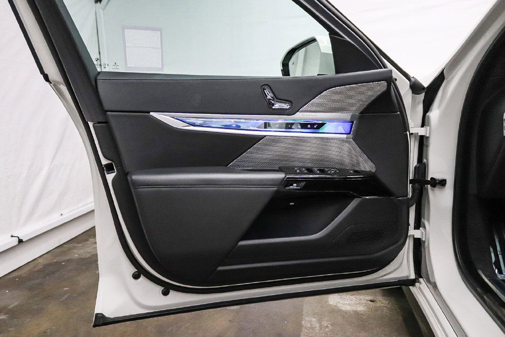 Used 2023 BMW 740i w/ Parking Assistance Package RWD image 24