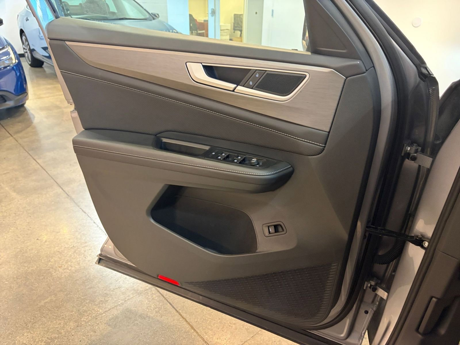 Used 2025 Volkswagen Atlas Cross Sport SE image 21