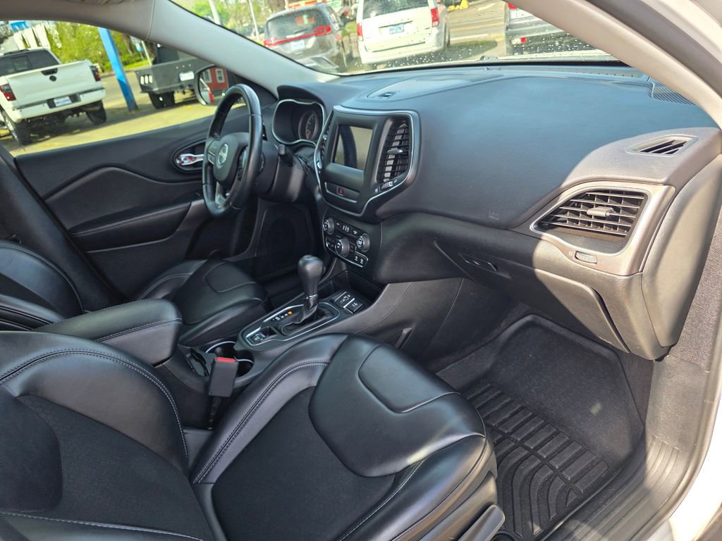 Used 2019 Jeep Cherokee Latitude Plus image 24