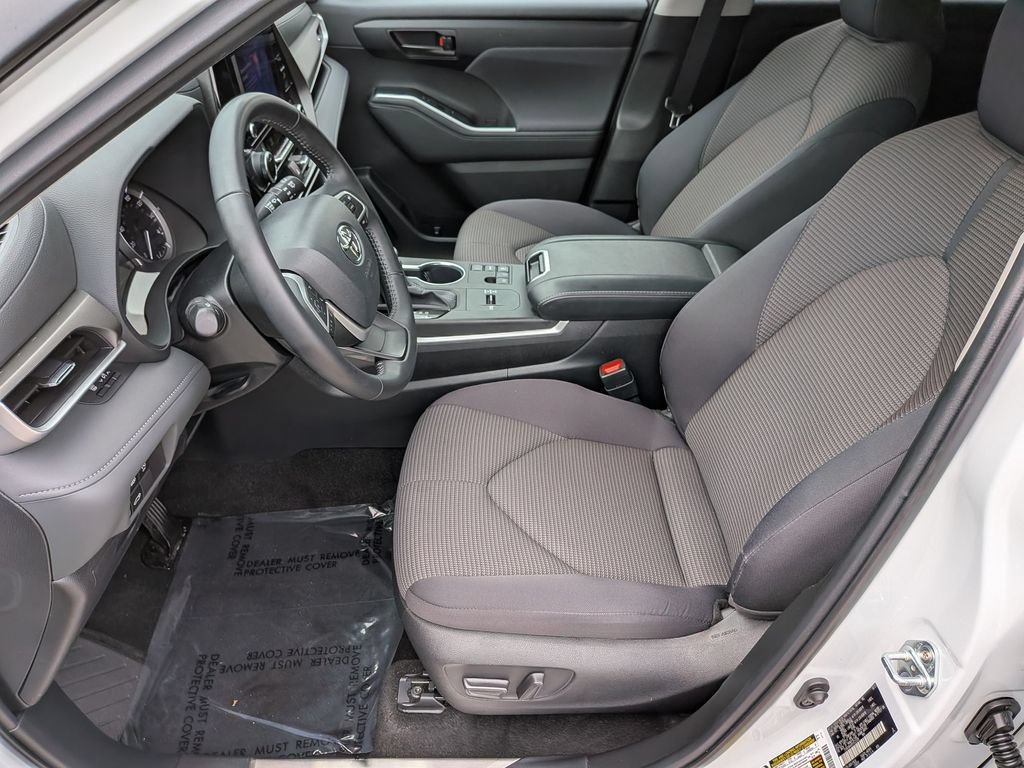 Used 2023 Toyota Highlander LE FWD image 15