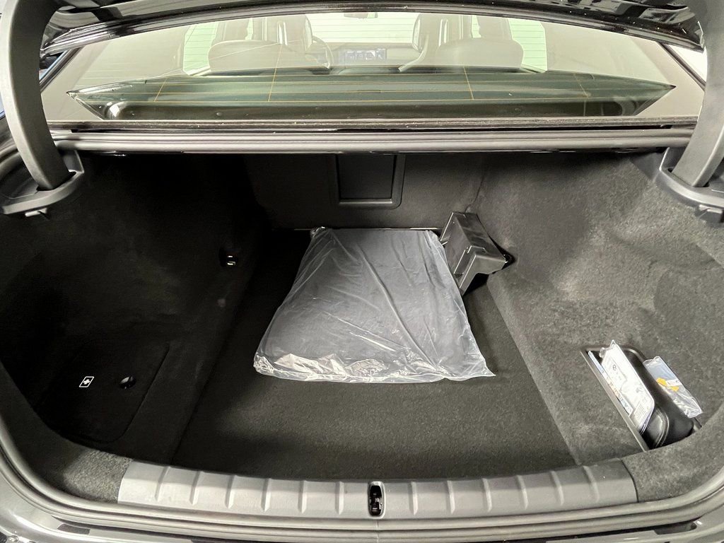 Used 2025 BMW 760i xDrive w/ Premium Package image 18