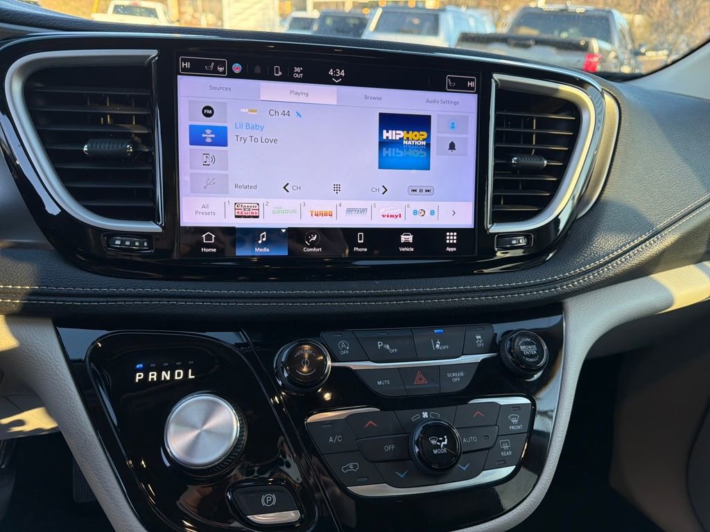 Used 2023 Chrysler Pacifica Touring-L image 21