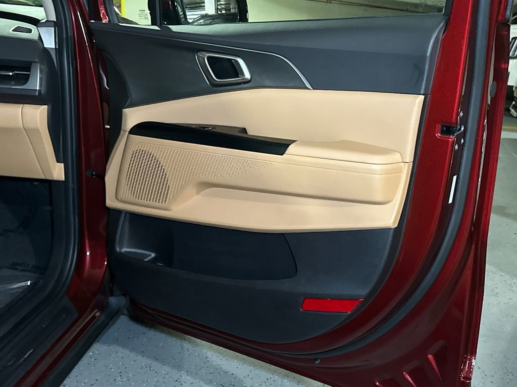 Used 2024 Kia Carnival LX FWD image 10