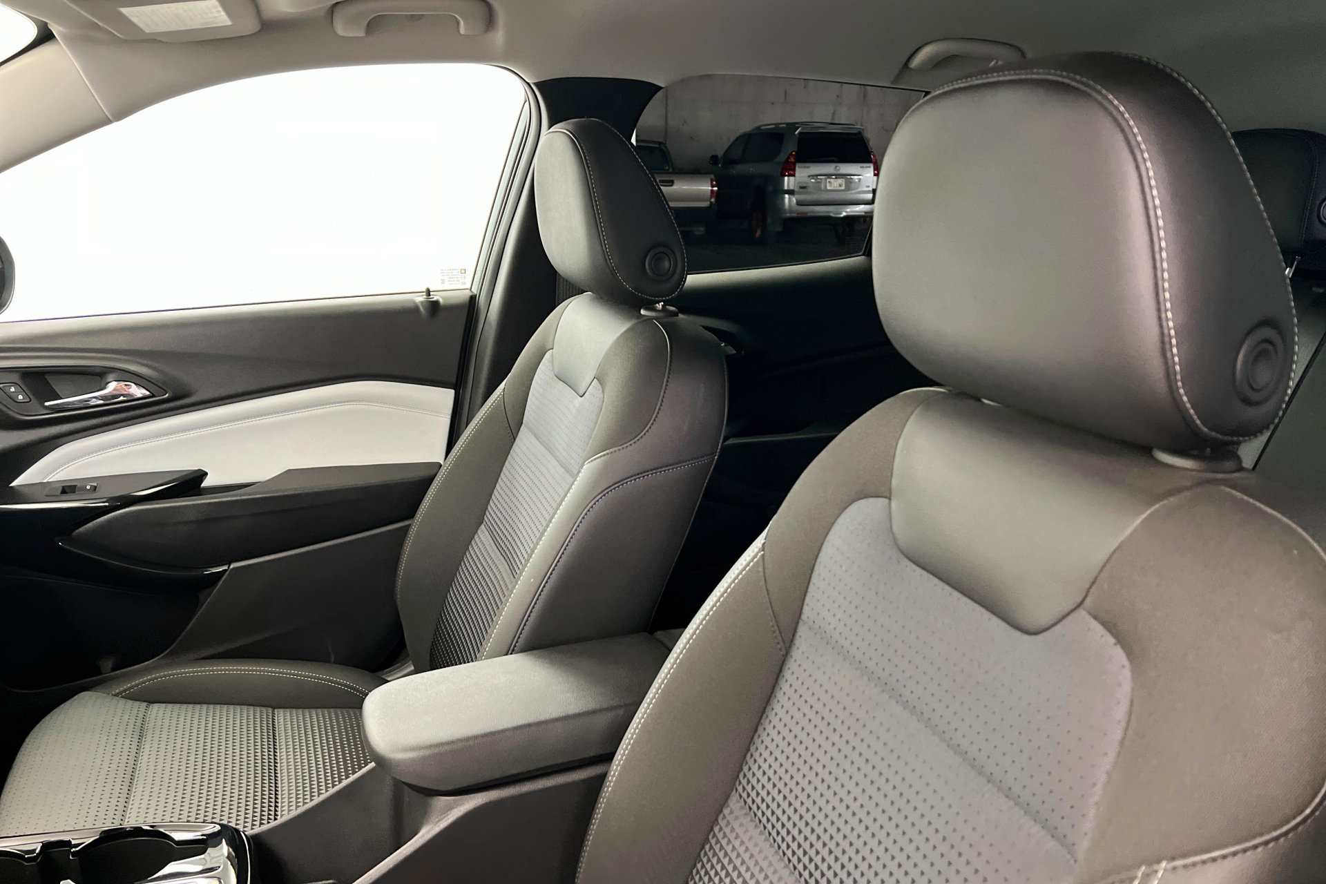 Used 2025 Chevrolet Trax LT w/ LT Convenience Package FWD image 17