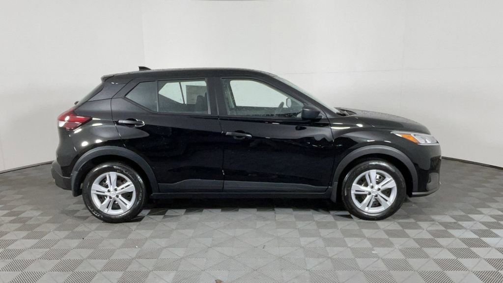 New 2025 Nissan Kicks Play S image 3