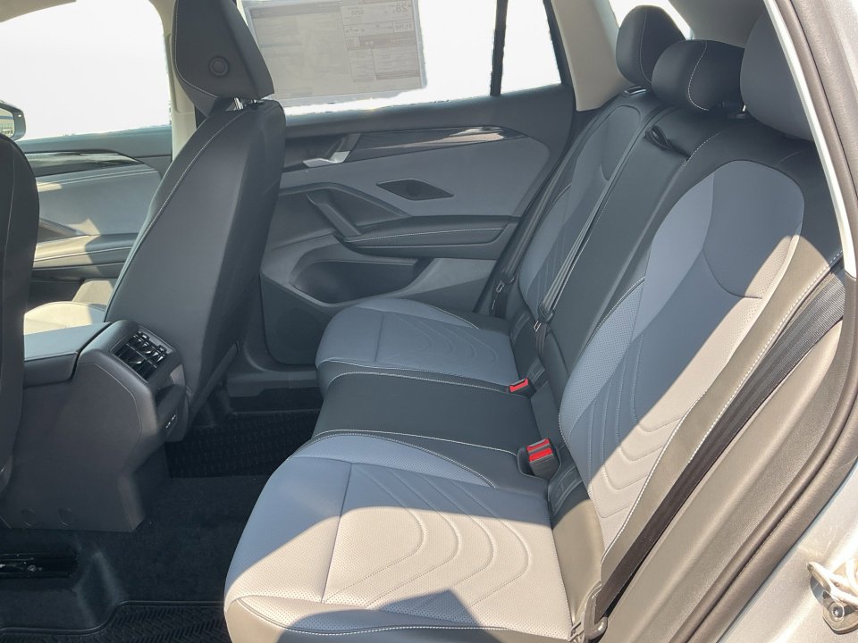 New 2026 Volkswagen Tiguan SE FWD image 13