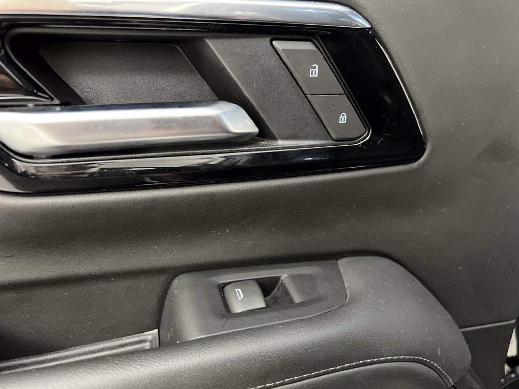 Used 2025 Chevrolet Suburban LT RWD image 20