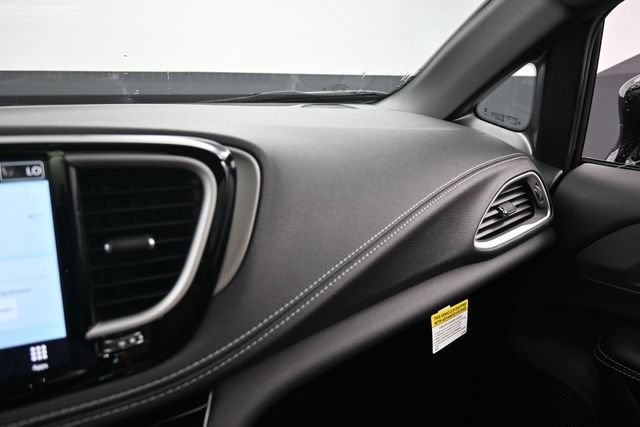 New 2027 Chrysler Pacifica Limited FWD image 22