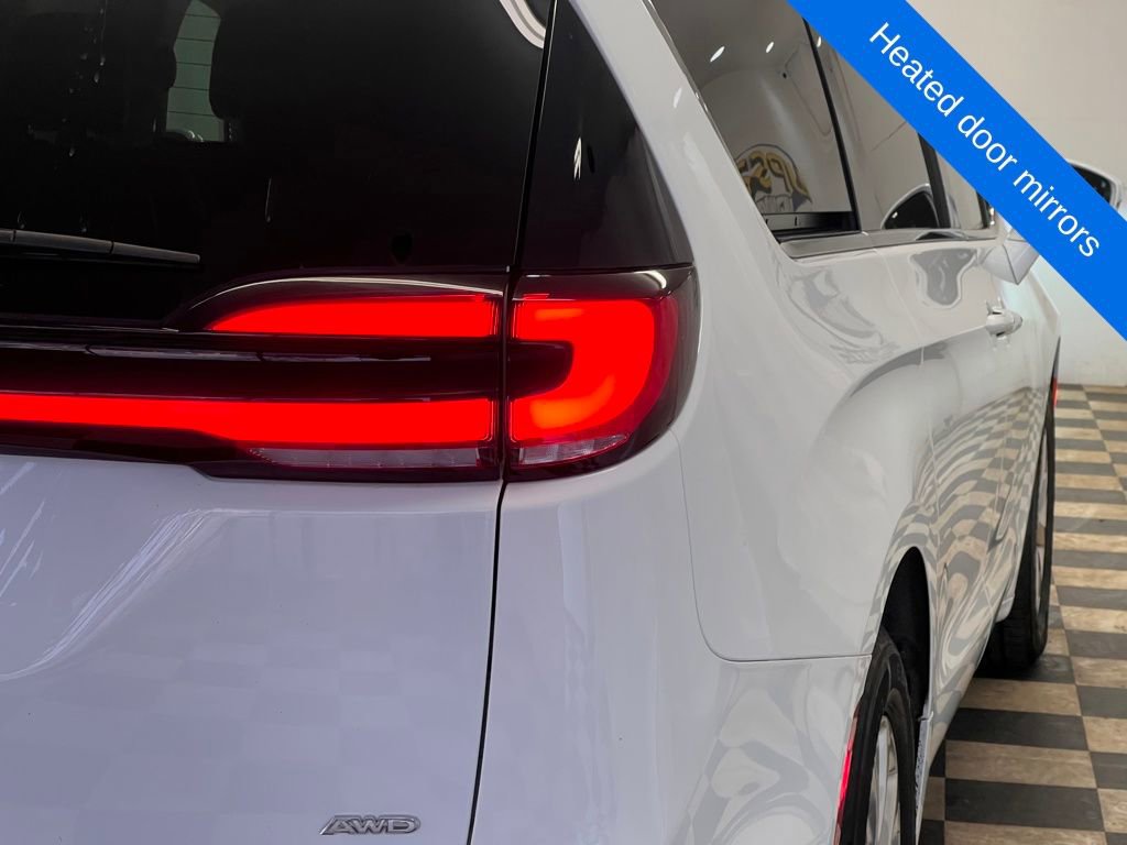 Used 2022 Chrysler Pacifica Touring-L image 12