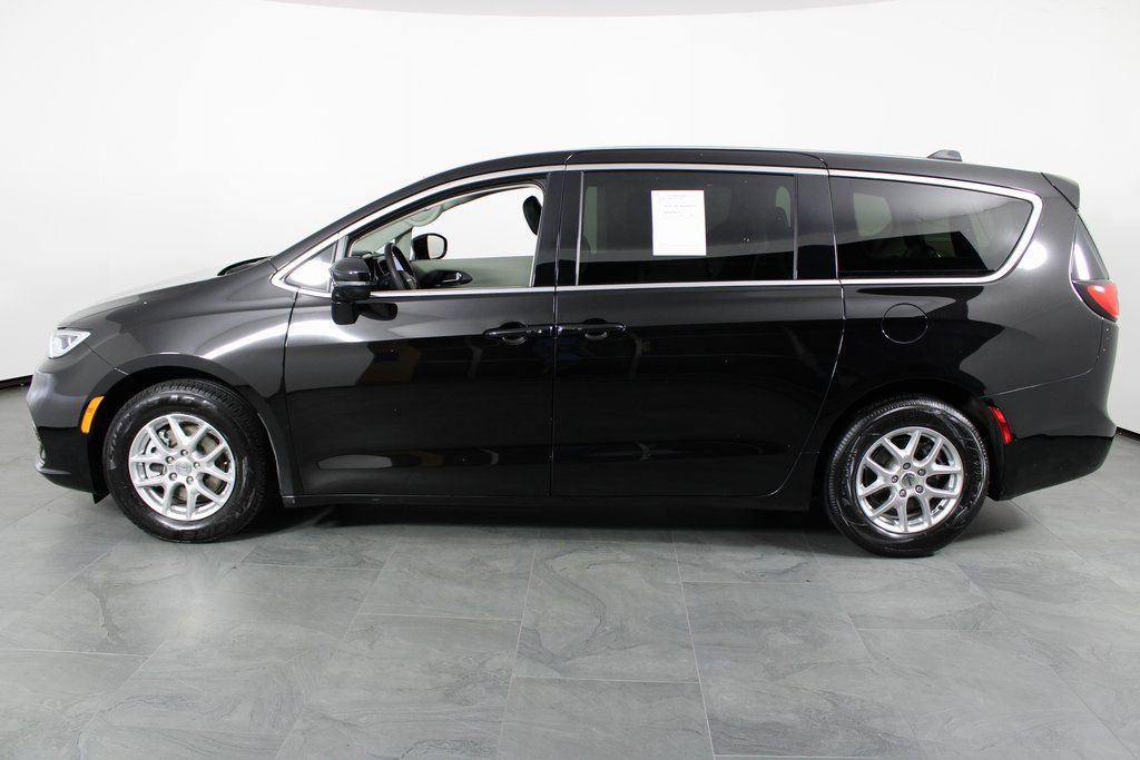 Used 2024 Chrysler Pacifica Touring-L image 8