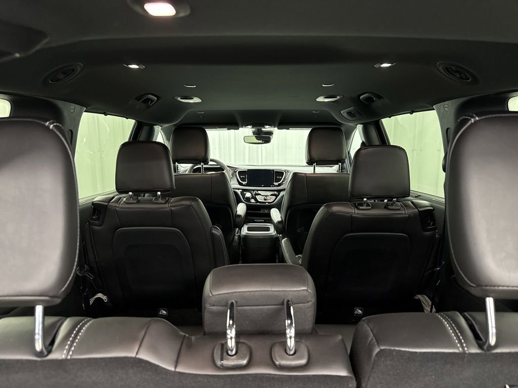 Used 2026 Chrysler Pacifica Select FWD image 10