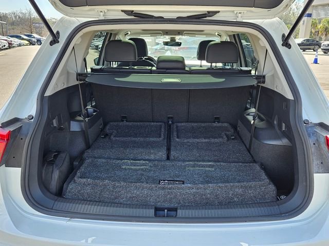 Used 2023 Volkswagen Tiguan SE w/ Panoramic Sunroof Package FWD image 6