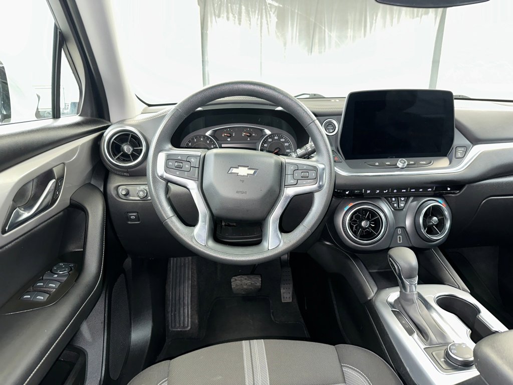 Used 2025 Chevrolet Blazer LT AWD/4WD image 2