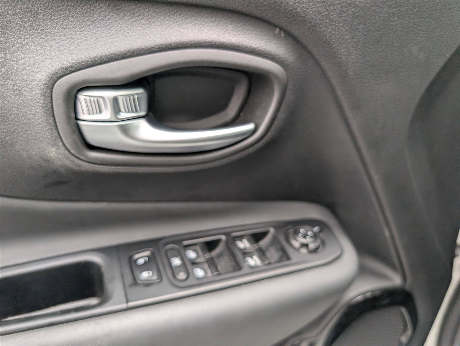 Used 2022 Jeep Renegade Altitude w/ Sun/Sound Group AWD/4WD image 20