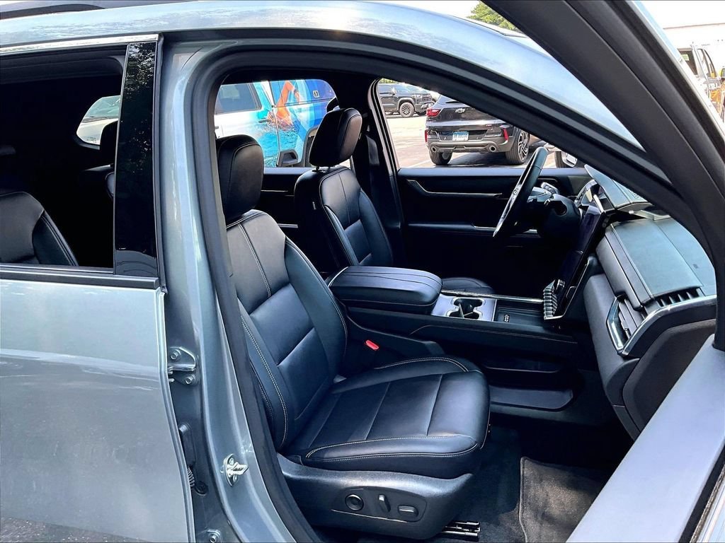 Used 2026 GMC Acadia Elevation w/ Elevation Premium Package AWD/4WD image 11