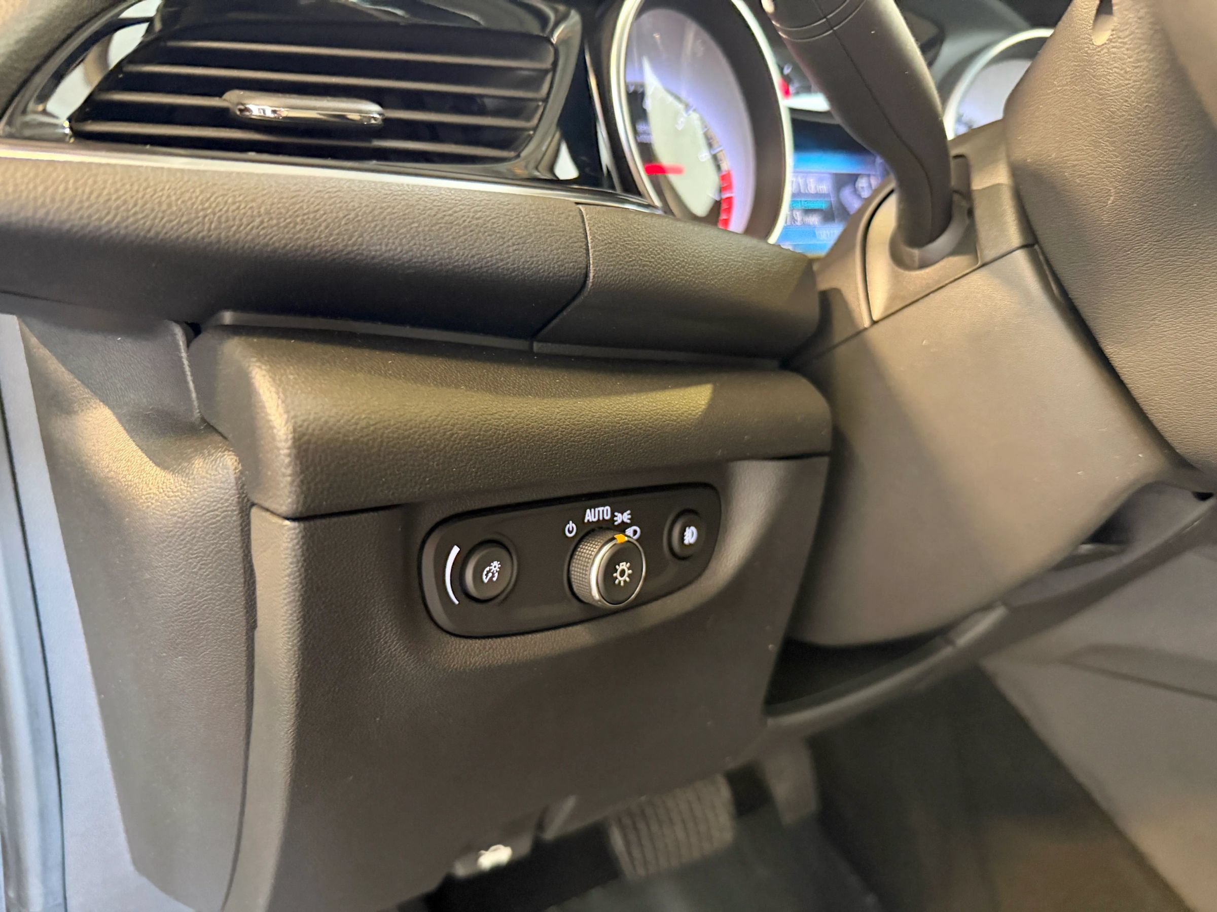 Used 2018 Buick Regal Essence w/ Driver Confidence Package #1 AWD/4WD image 12