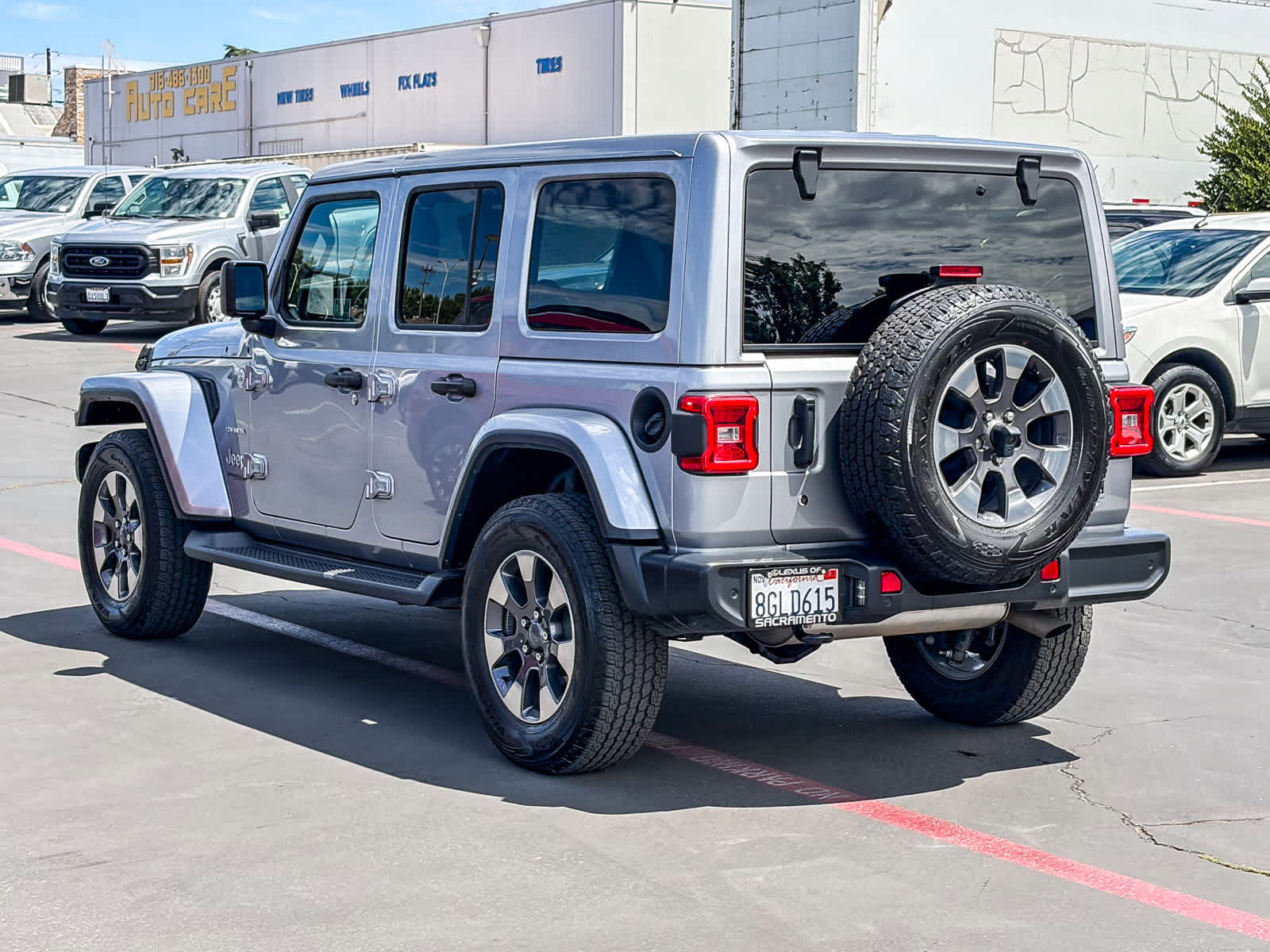Used 2018 Jeep Wrangler Unlimited Sahara AWD/4WD image 2