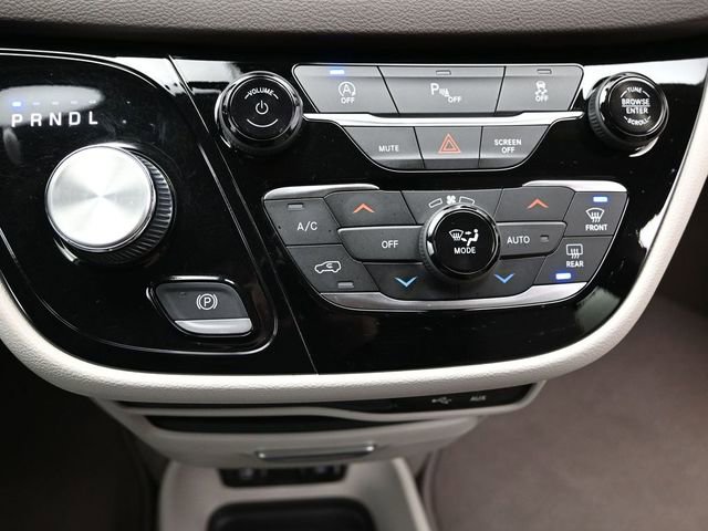 Used 2020 Chrysler Pacifica Touring-L w/ Tire & Wheel Group image 43