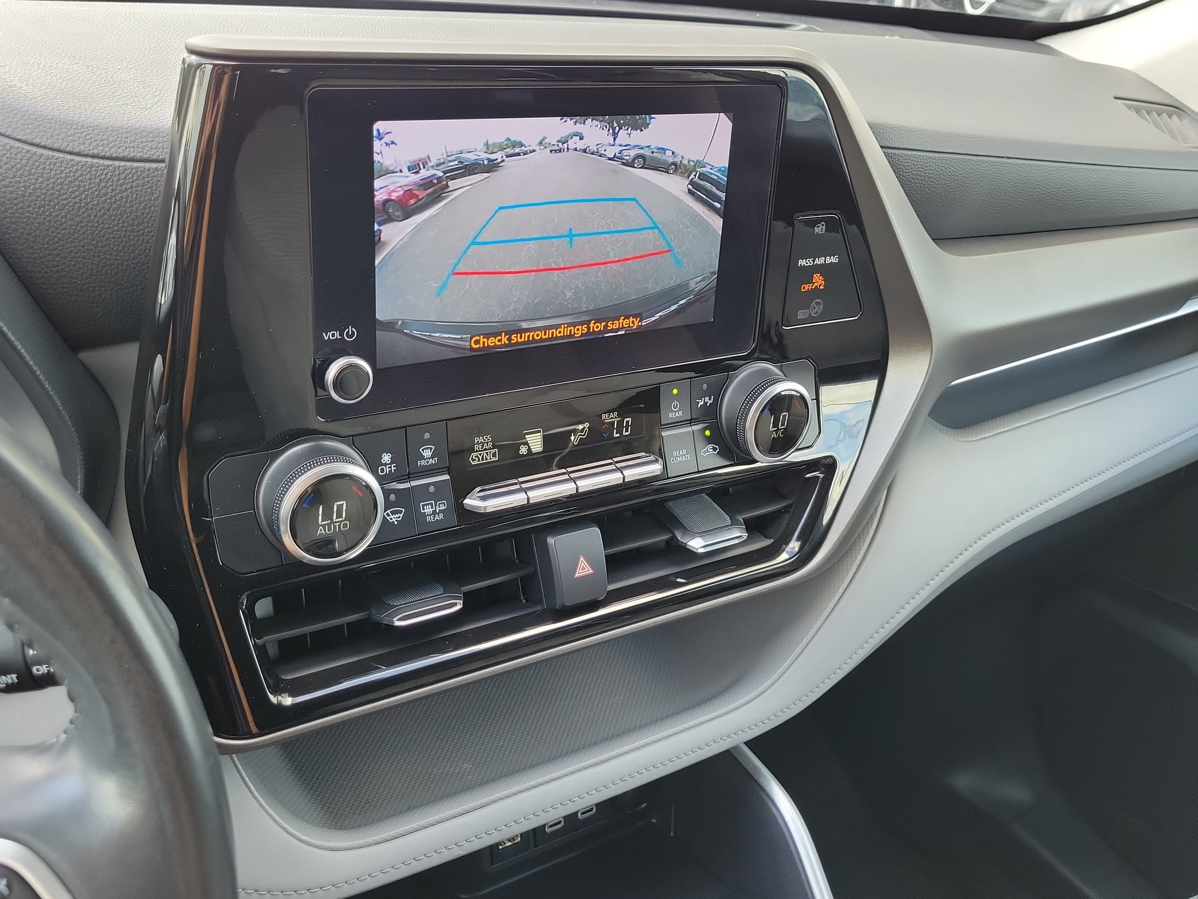 Used 2023 Toyota Highlander LE FWD image 28
