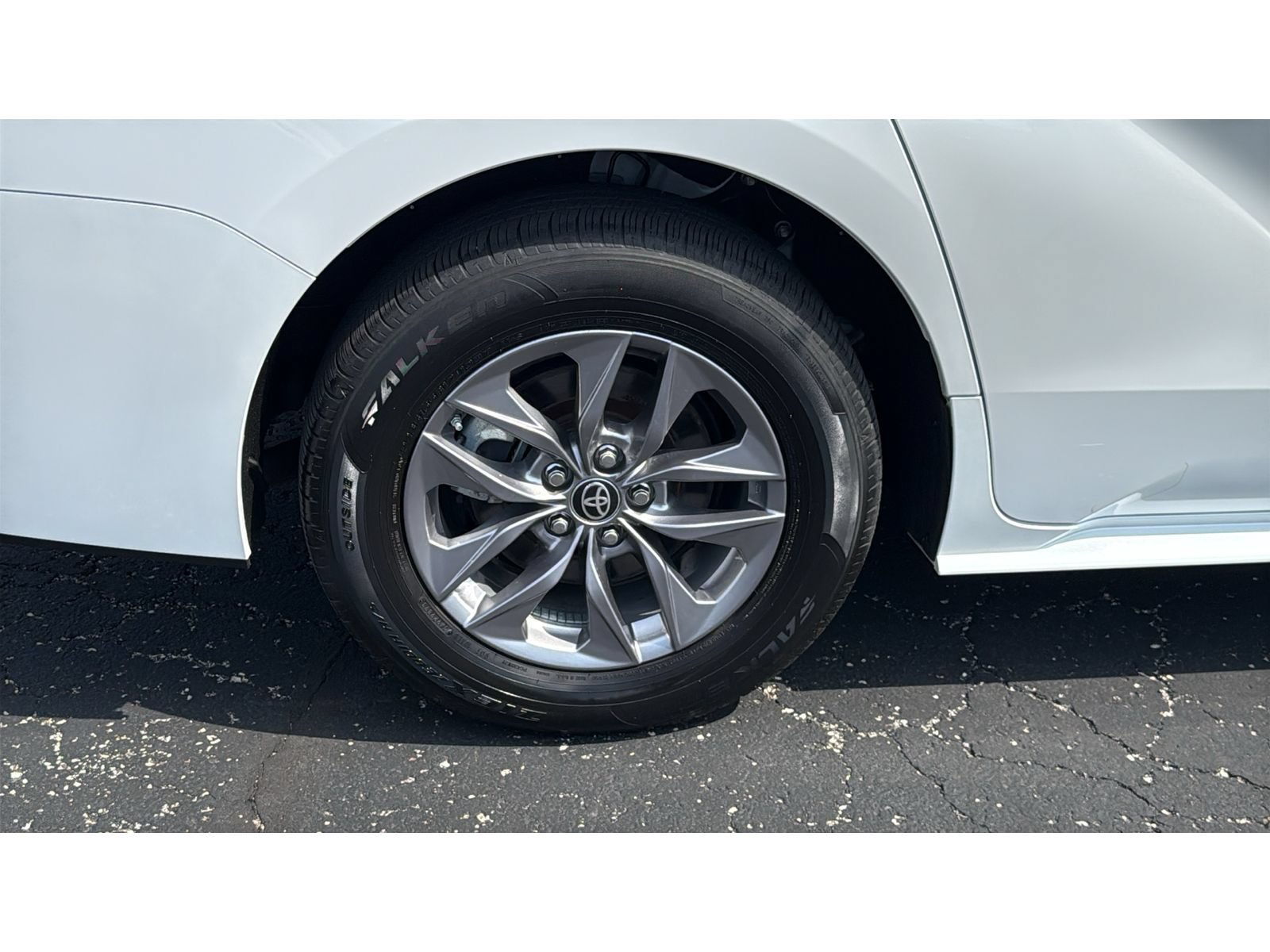 Certified 2024 Toyota Sienna XLE FWD image 14