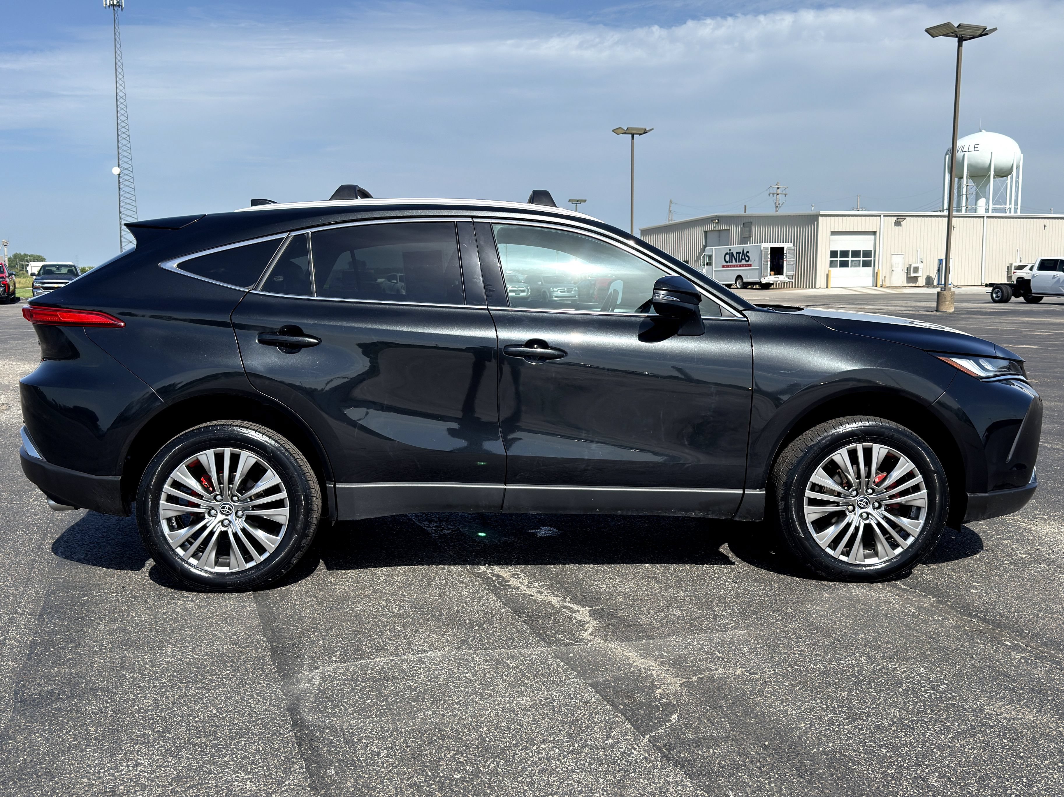 Used 2024 Toyota Venza XLE AWD/4WD image 2