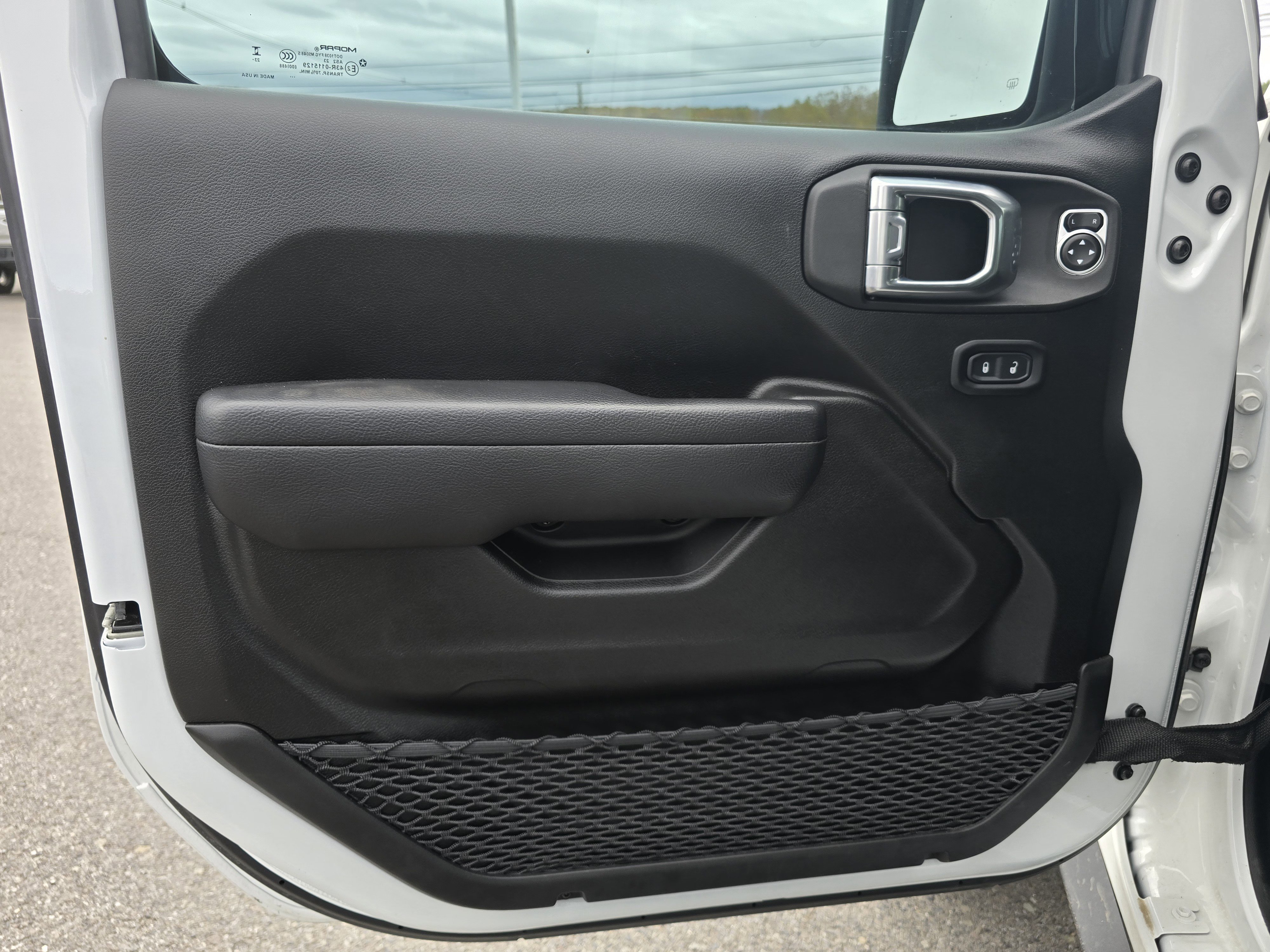 Used 2024 Jeep Gladiator Mojave w/ Technology Group image 15