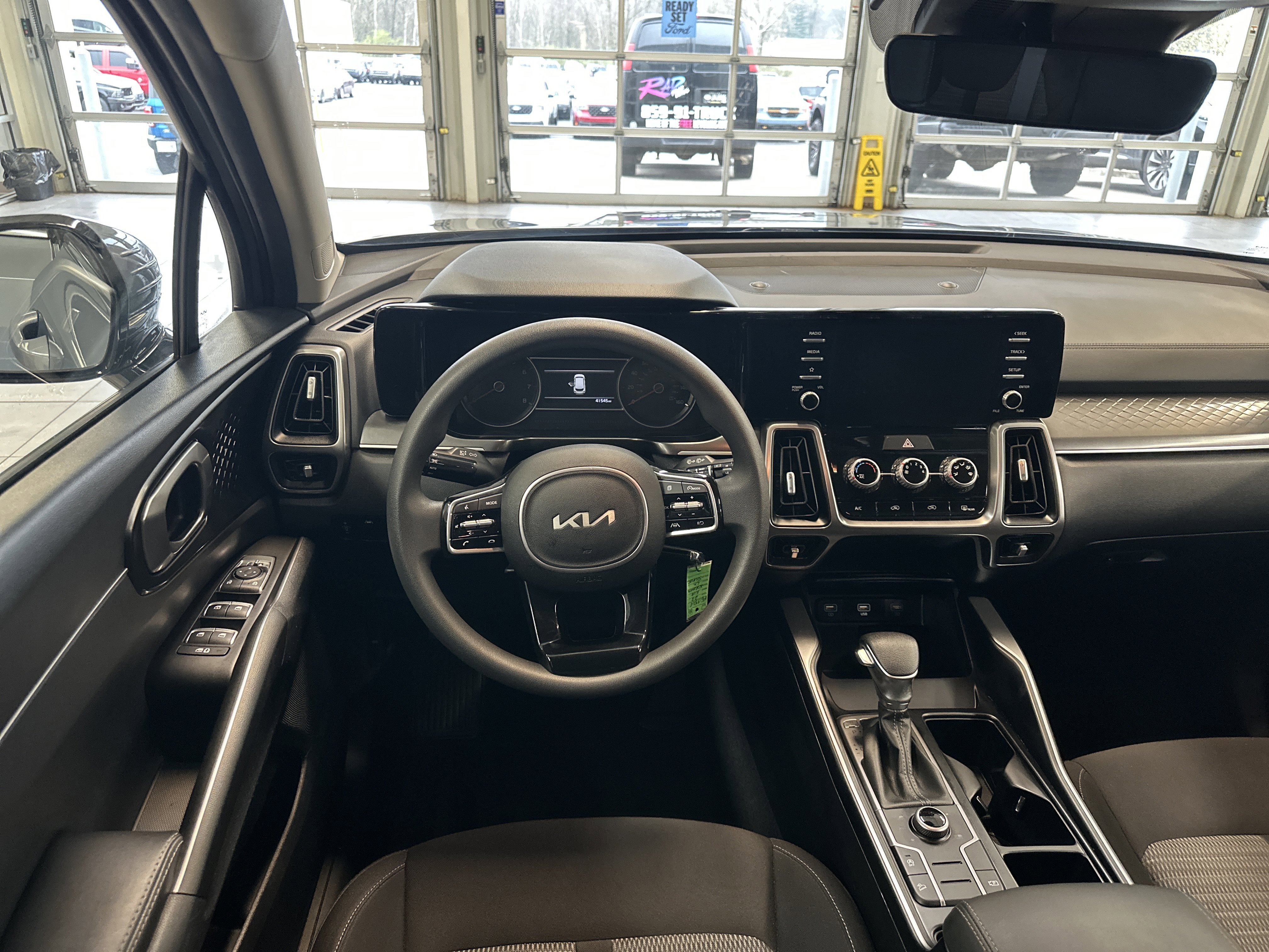 Used 2023 Kia Sorento LX image 2