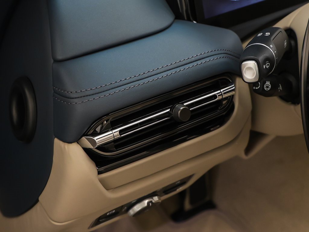 Used 2024 Aston Martin DB12 Convertible image 38