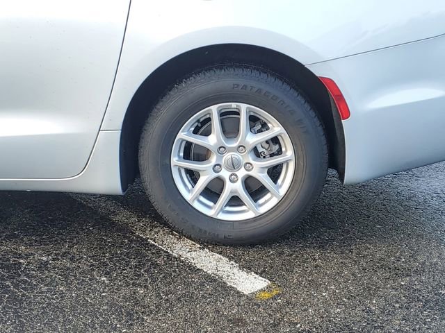 Used 2024 Chrysler Pacifica Touring-L image 10