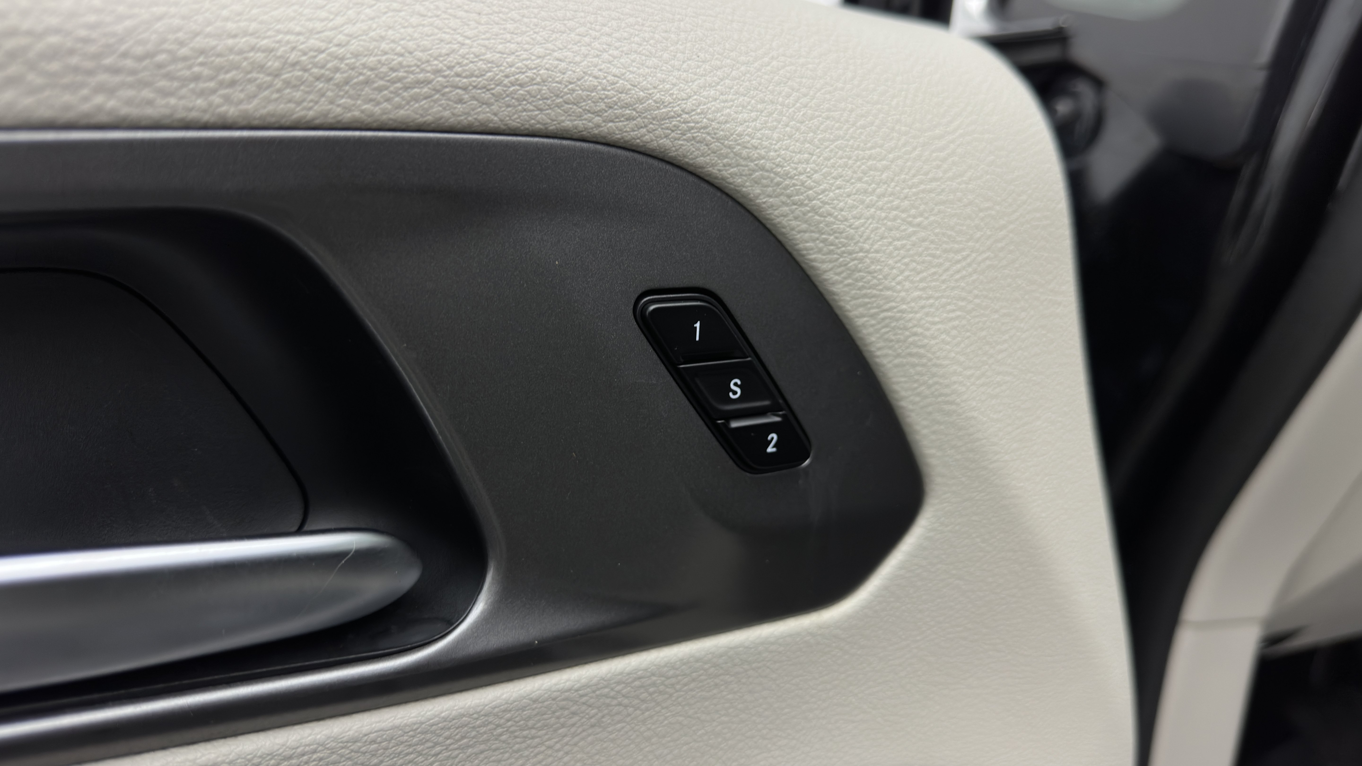 Used 2023 Chrysler Pacifica Touring-L FWD image 13