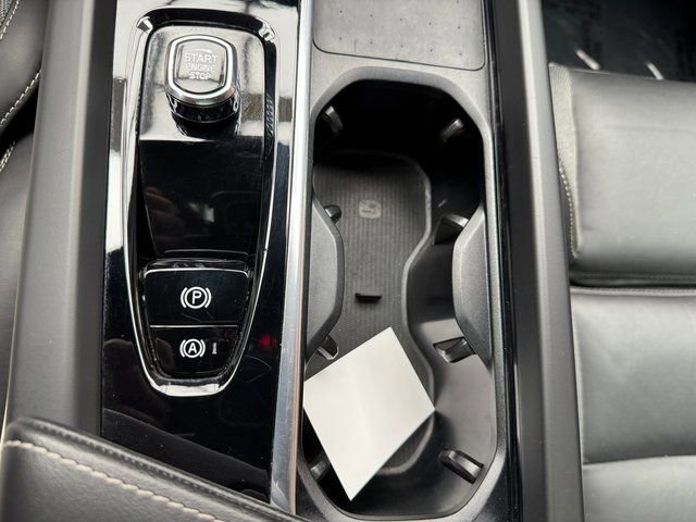 Used 2022 Volvo XC60 B6 R-Design image 20