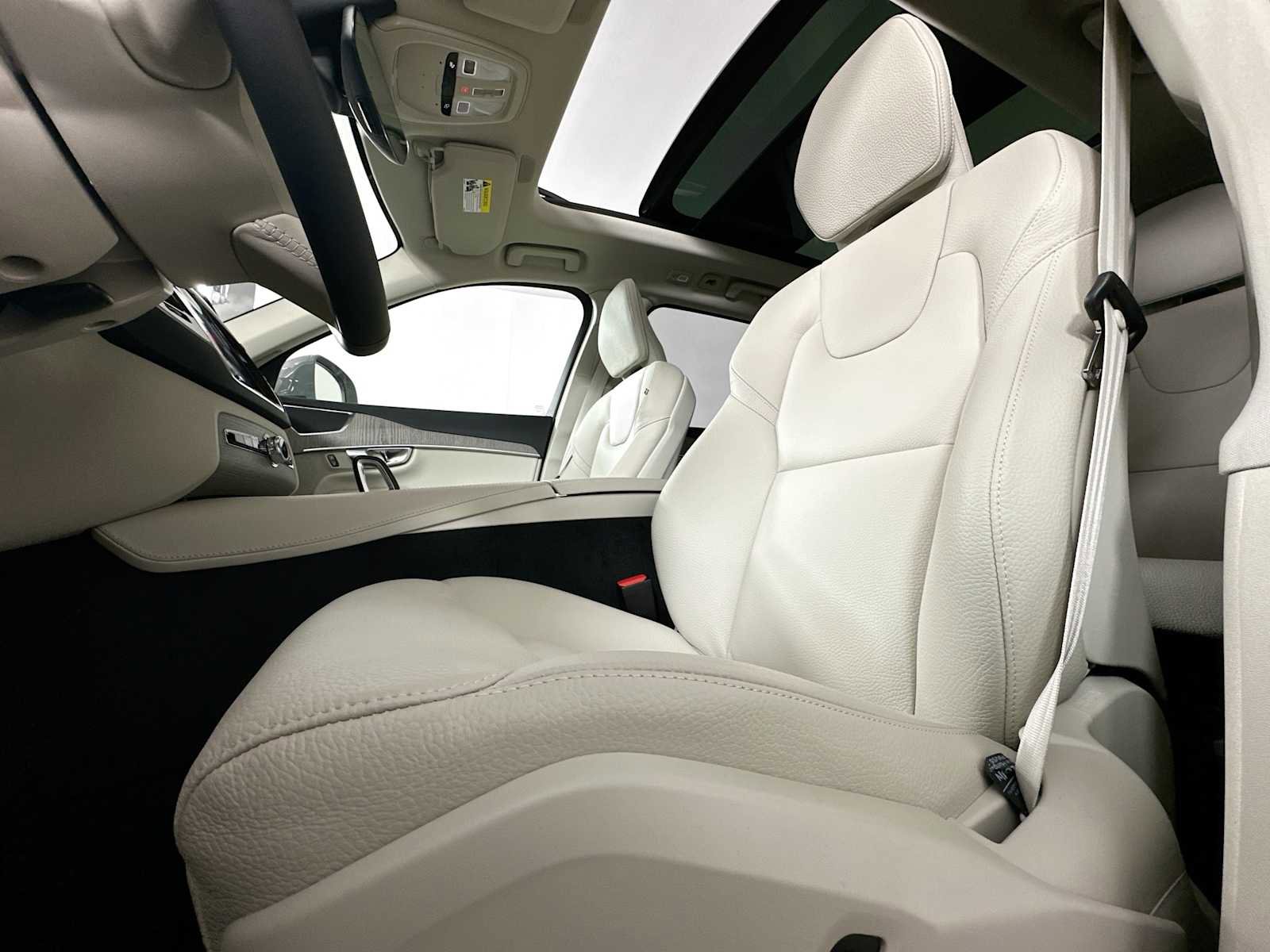 Used 2025 Volvo XC90 T8 Plus w/ Protection Package Premier image 16