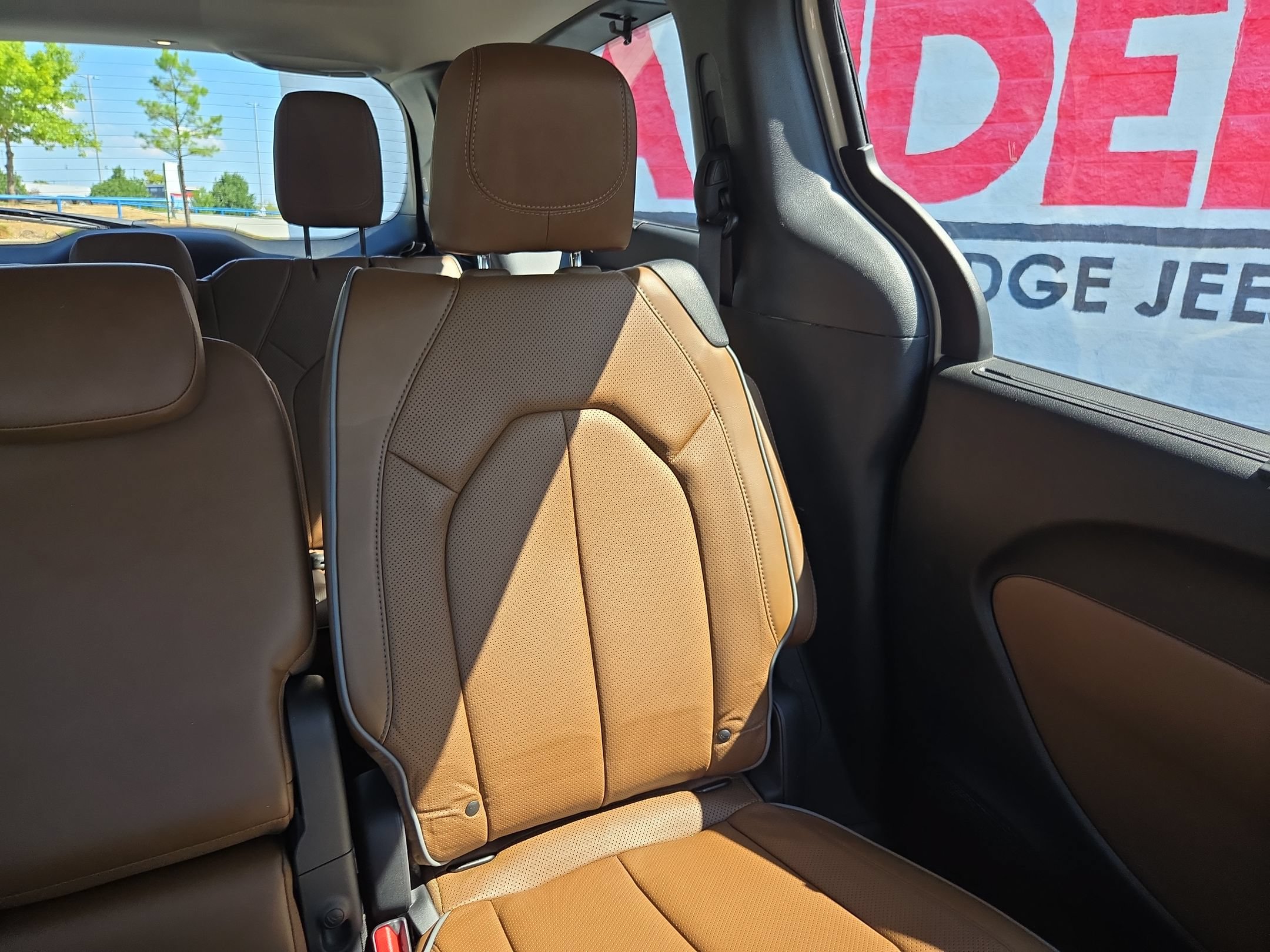 Used 2019 Chrysler Pacifica Limited w/ Advanced Safetytec Group FWD image 14