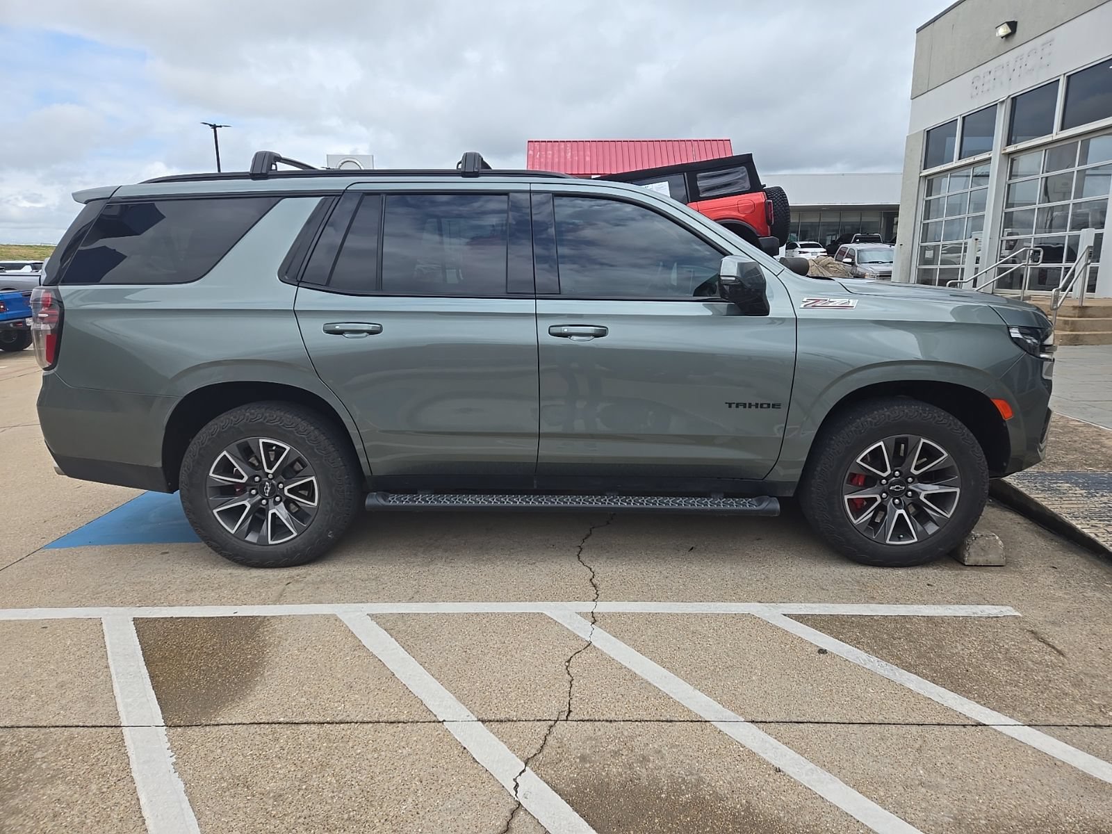 Used 2024 Chevrolet Tahoe Z71 w/ Z71 Off-Road Package AWD/4WD image 3
