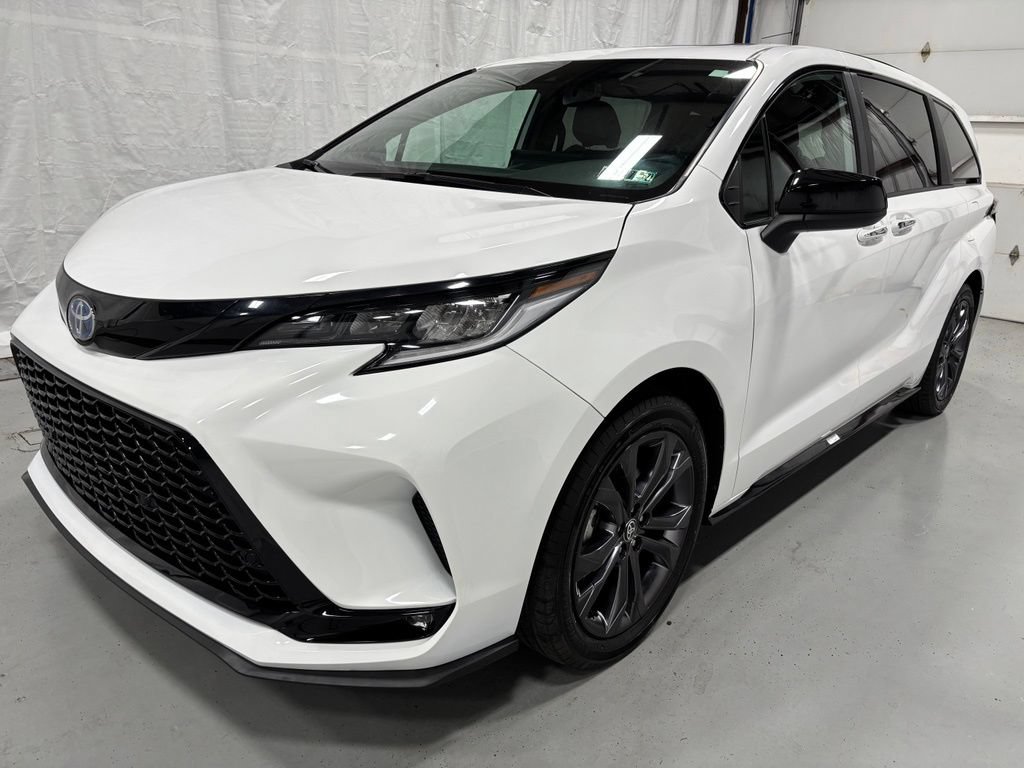 Used 2025 Toyota Sienna XSE FWD image 3